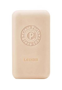 Lavendel-Seifenstück, rechteckige Form, hellbeige Farbe, glatte Oberfläche, geprägtes Logo "Claus Porto" und "Lavendel" in goldener Schrift.
