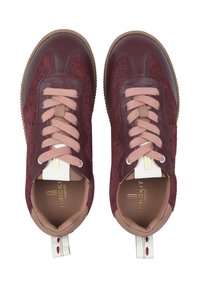 Burgunderfarbene Sneakers aus einer Kombination von Leder und Wildleder. Mit pinken Schnürsenkeln, einem weißen Ziehschlaufe und dezentem goldenen Branding im Inneren.