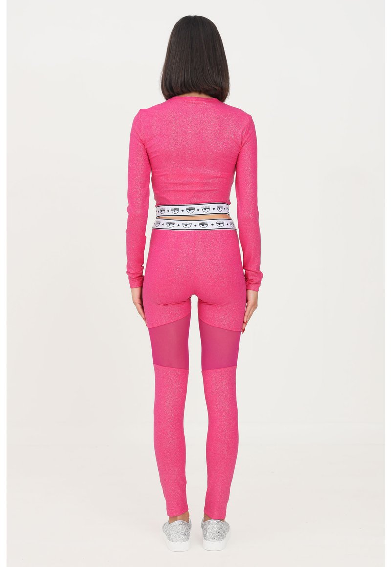 Enges, pinkes Activewear-Set mit glitzernder Textur und langen Ärmeln. Verfügt über einen kontrastierenden weißen Taillenbund mit grafischem Druck, kombiniert mit Leggings.