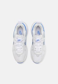 Nike Sneaker mit einer überwiegend weißen Mesh-Oberfläche, blauen Akzenten, einer strukturierten Sohle und weißen Schnürsenkeln.