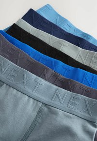 Caleçons boxers en coton avec ceintures élastiques disponibles en plusieurs couleurs : gris clair, gris foncé, marine, noir et deux nuances de bleu, tous ornés du logo 'NEXT'.