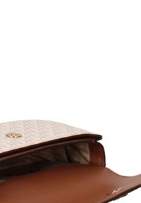 Borsa a tracolla color cuoio con esterno beige chiaro testurizzato e dettagli in oro, caratterizzata da una chiusura con patta e un interno spazioso.