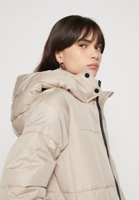 JDY DAISY LONG PADDED - Zimski kaput - simply taupe/black