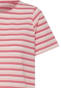 Lühikeste varrukatega kudumist särk, millel on horisontaalsed roosad ja valged triibud ning tekstiilil tekstuuriga täpiprint.