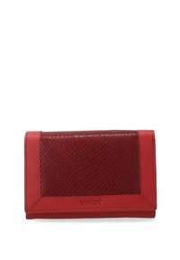 Rode leren portemonnee met een gestructureerde voorkant met een geweven patroon en gladde accenten. Voorzien van een merklogo aan de onderkant van de voorkant.