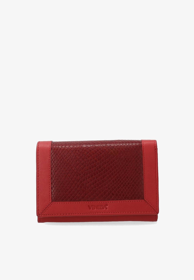 Rode leren portemonnee met een gestructureerde voorkant met een geweven patroon en gladde accenten. Voorzien van een merklogo aan de onderkant van de voorkant.
