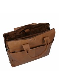 Borsa da lavoro in pelle marrone con doppie maniglie, chiusura zip e più scomparti interni. Texture liscia con dettagli di cucitura sottili.