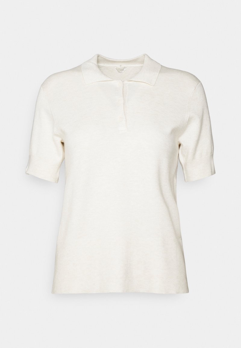 Polo tricoté à manches courtes de couleur crème avec col et patte de boutonnage courte sur un fond blanc uni.