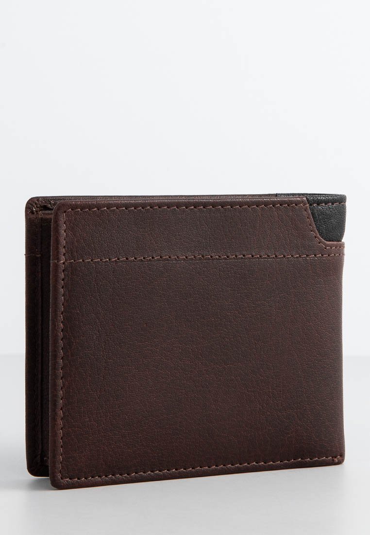 Portefeuille en cuir marron avec une finition texturée, doté d'une accent noir en haut. Design compact avec un emplacement pour les cartes d'un côté.