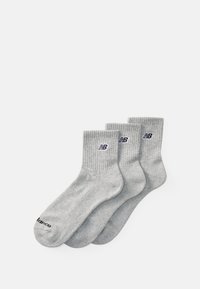 Drei Paare graue Baumwollsocken mit gerippten Bündchen, versehen mit einem kleinen marineblauen "NB"-Logo auf jeder Socke und einer glatten Textur.