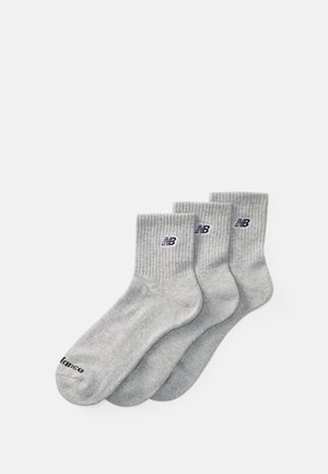 Drei Paare graue Baumwollsocken mit gerippten Bündchen, versehen mit einem kleinen marineblauen "NB"-Logo auf jeder Socke und einer glatten Textur.