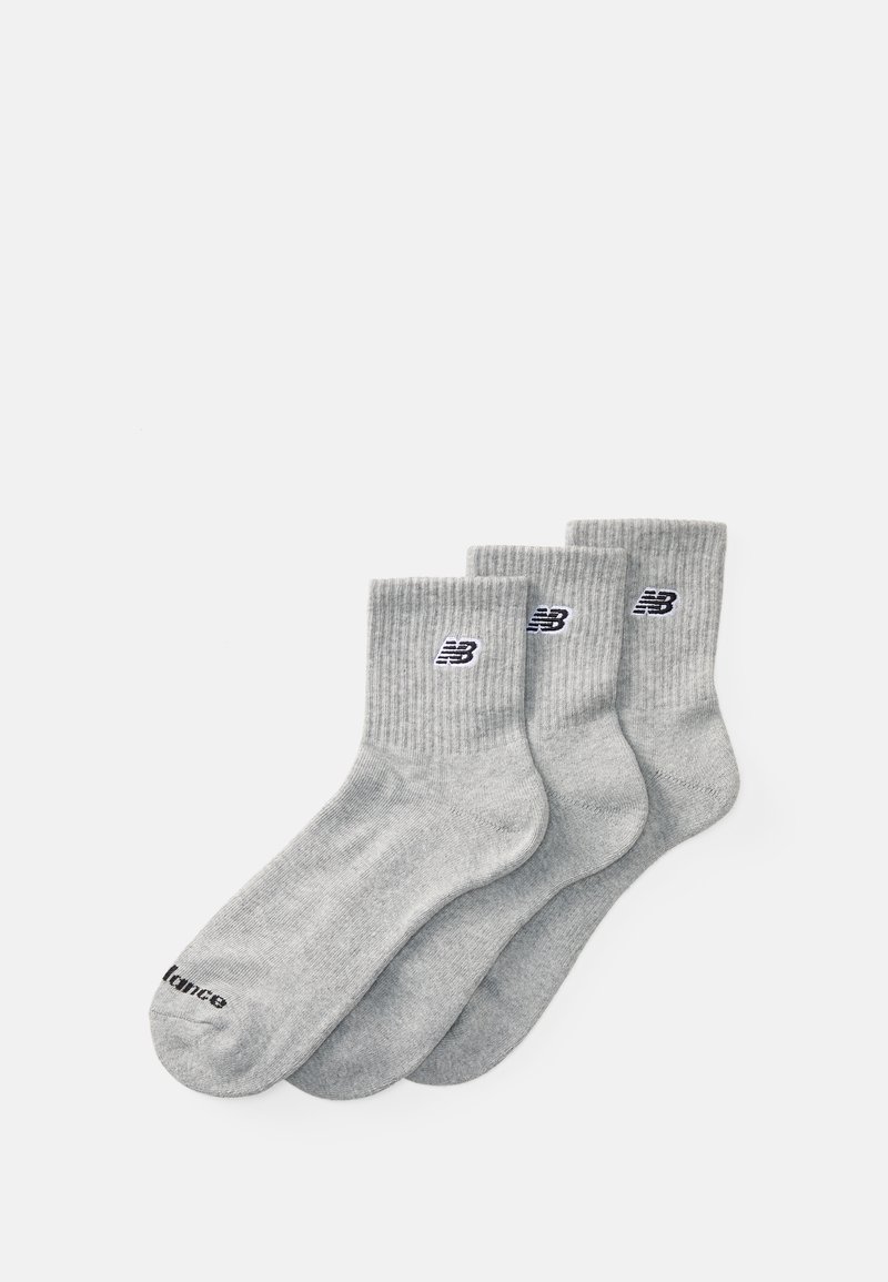 Drei Paare graue Baumwollsocken mit gerippten Bündchen, versehen mit einem kleinen marineblauen "NB"-Logo auf jeder Socke und einer glatten Textur.