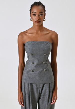 Top grigio senza spalline con un design aderente, caratterizzato da bottoni in stile doppiopetto e un tessuto leggermente testurizzato.