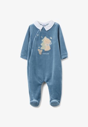 Blauwe velours onesie met lange mouwen, witte kraag en geborduurd design van een beer en een boom. Voorzien van drukknoopsluitingen en voetjes.