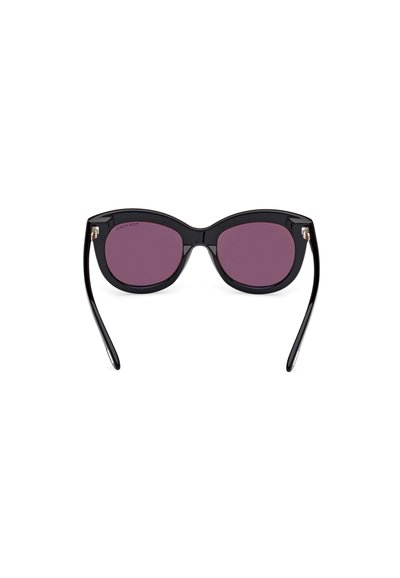 Sluneční brýle s lesklým černým plastovým rámem, ve tvaru kočičích očí a s gradientními fialovými čočkami. Mají tenké černé stranice a jemné kovové akcenty.