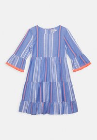 Vestido azul de niñas con volantes y rayas verticales en blanco y coral, mangas acampanadas de 3/4 con borde de flecos coral y dobladillo con volantes.