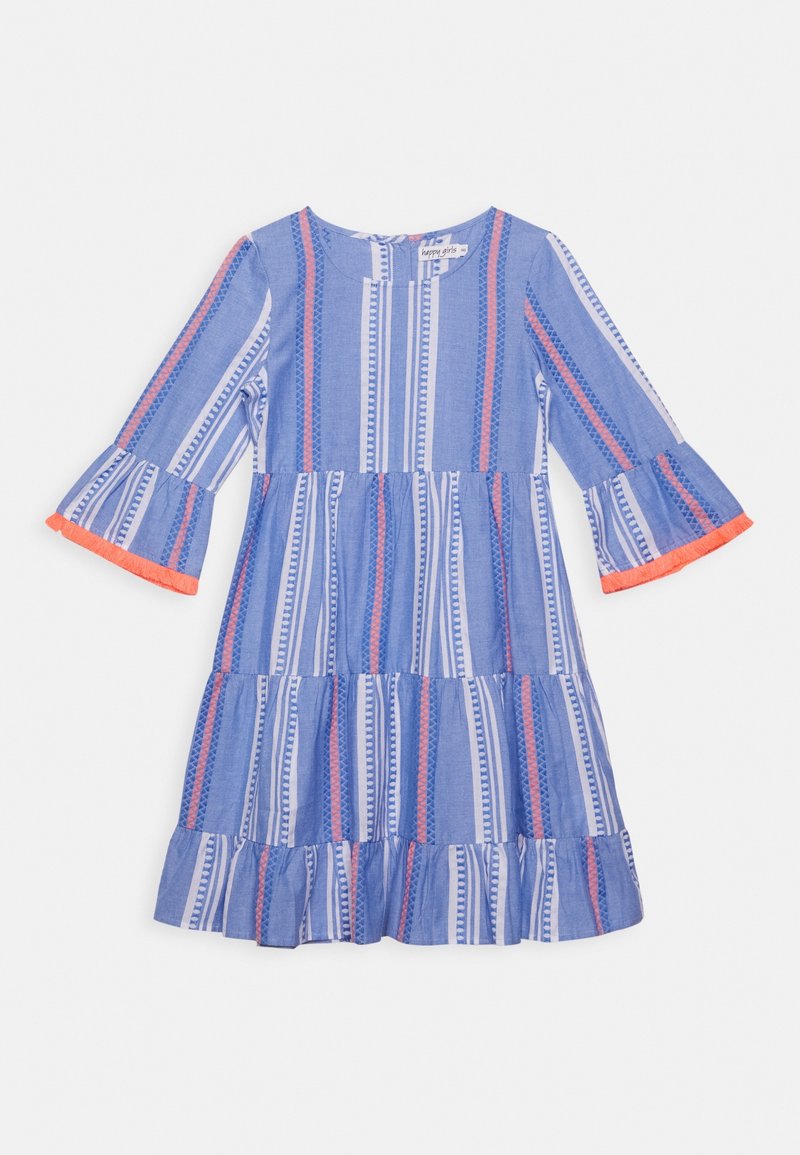 Vestido azul de niñas con volantes y rayas verticales en blanco y coral, mangas acampanadas de 3/4 con borde de flecos coral y dobladillo con volantes.