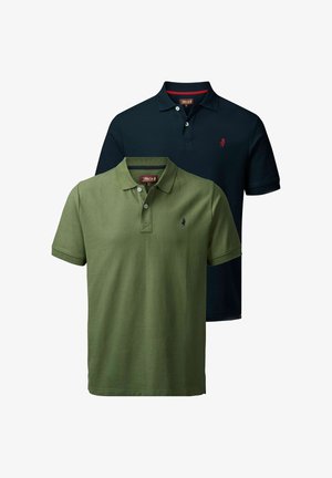 Dve polo majici s kratkimi rokavi, ena olivno zelena z temno modrim logotipom, ena temno modra z rdečim logotipom, obe imata dva gumba in ovratnika.