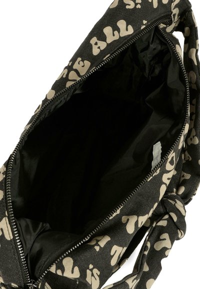 Zwarte tas met beige abstract patroon, ritssluiting en een stoffen interieur. Beschikt over een geknoopte handgreep en een gladde textuur.