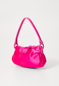 Ροζ σατέν τσάντα χειρός με μα gathered σχέδιο, κλείσιμο με φερμουάρ και λεπτό λουρί. Διαθέτει ένα μικρό λογότυπο στο μπροστινό μέρος και ομαλή υφή.