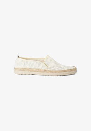 Chaussure blanche à enfiler avec dessus en mesh tissé, bordure en jute beige autour de la semelle et semelle extérieure en caoutchouc plate, vue de côté.