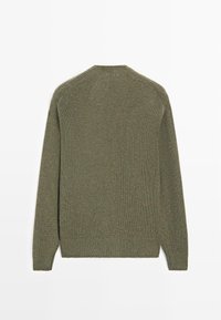 Maglione a maniche lunghe verde oliva in maglia con polsini e orlo a costine, mostrato da dietro su uno sfondo bianco.