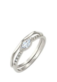 Sølvring med en marquise-slebet centersten og flere små sten langs ringens bånd. Slankt snoet design med poleret overflade.