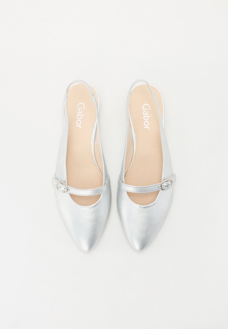 Zilveren, puntige platte schoenen met een slingback-ontwerp en een decoratieve band met een gespsluiting. Gladde metallic textuur.
