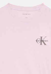 Calvin Klein Jeans UNISEX liliowy