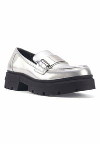 Silberfarbene metallische Loafer mit einer dicken schwarzen Gummisohle. Verfügt über ein flaches Design, eine runde Zehenpartie und einen dekorativen Riemen mit Hardware-Akzenten.