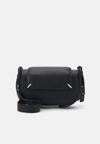 Borsa a spalla in pelle nera con forma arrotondata, pattina anteriore e dettagli in accento argentato. Dotata di tracolla regolabile per una maggiore versatilità.
