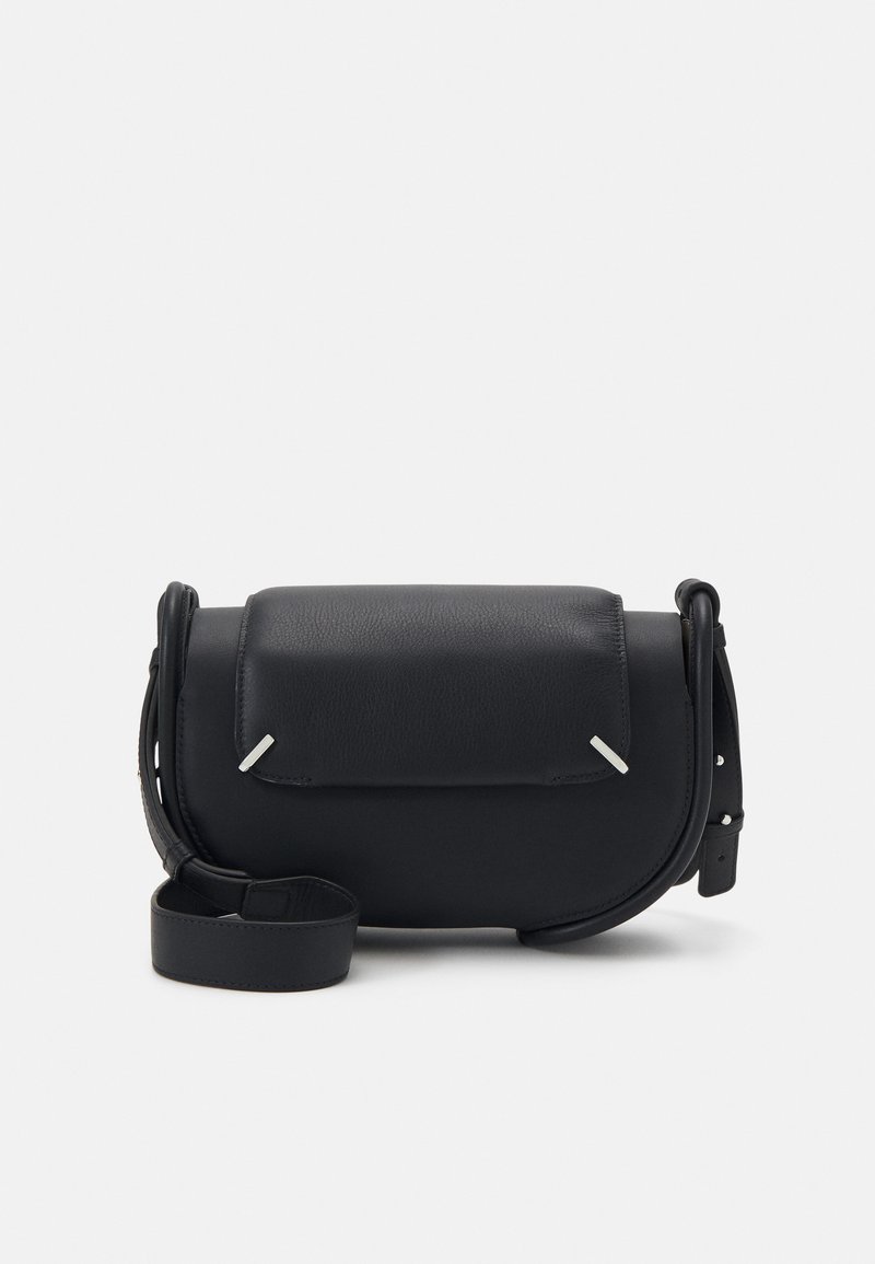 Borsa a spalla in pelle nera con forma arrotondata, pattina anteriore e dettagli in accento argentato. Dotata di tracolla regolabile per una maggiore versatilità.