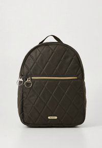 Barna, steppelt hátizsák lekerekített formával, első cipzáras zsebbel és aranyszínű fém kiegészítőkkel. Az elején, alul egy logó címke található.