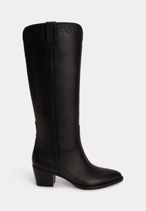 Botte de cowboy haute en cuir noir avec un talon bloc bas et un design subtilement cousu près du haut.