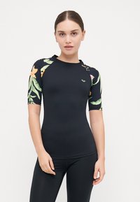 Čierny prispôsobený rash guard s krátkymi rukávmi s kvetinovým vzorom v zelenej, ružovej a oranžovej farbe. Má okrúhly výstrih a detail loga na hrudi.