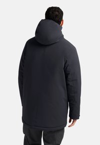 Giacca imbottita grigia scura con cappuccio, caratterizzata da un design elegante, una texture liscia e dettagli delle cuciture visibili. Vista posteriore solo.
