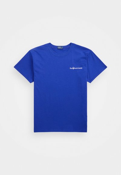 Camiseta de algodón azul real con cuello redondo, mangas cortas y un logo blanco en el lado izquierdo del pecho. Textura suave, corte clásico.
