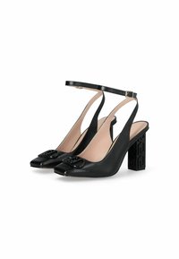 Juoda odinė slingback aukštakulniai su smailiu pirštu, reguliuojama kulkšnies juosta ir dekoratyvia juoda sagtimi. Blokuotas kulnas turi graviruotą dizainą.