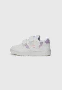 Baskets en cuir blanc avec accents violets, deux bandes Velcro, détails perforés sur le bout, et une semelle en caoutchouc texturée avec logo.