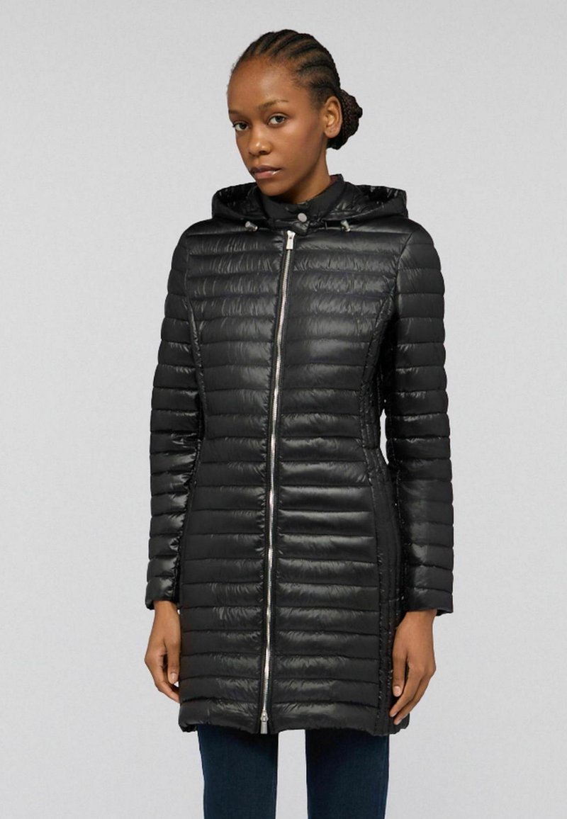 Svart vadderad jacka med huva, utrustad med en metallblixtlås, quiltad struktur och sidofickor. Materialet har en glänsande yta.