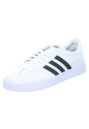 Zapatilla blanca con diseño de tres rayas negras, parte superior de sintético suave, puntera redonda, cierre con cordones y suela de goma.