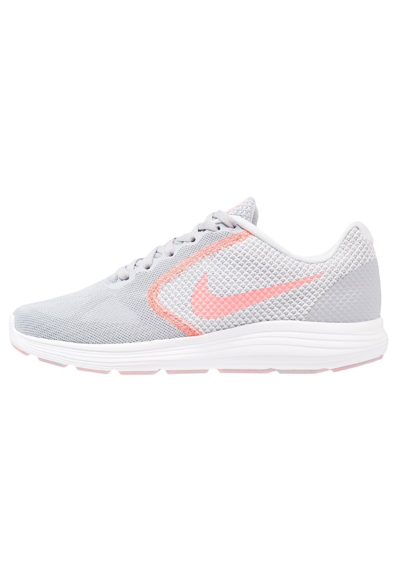 Scarpa sportiva leggera di colore grigio con tomaia in rete, dettagli rosa e intersuola bianca. Chiusura con lacci e tallone imbottito per supporto.