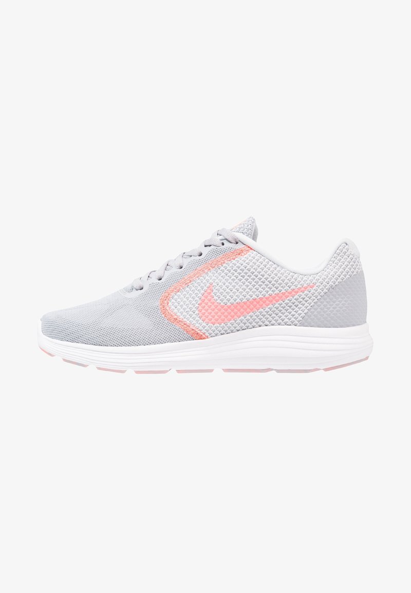 Scarpa sportiva leggera di colore grigio con tomaia in rete, dettagli rosa e intersuola bianca. Chiusura con lacci e tallone imbottito per supporto.