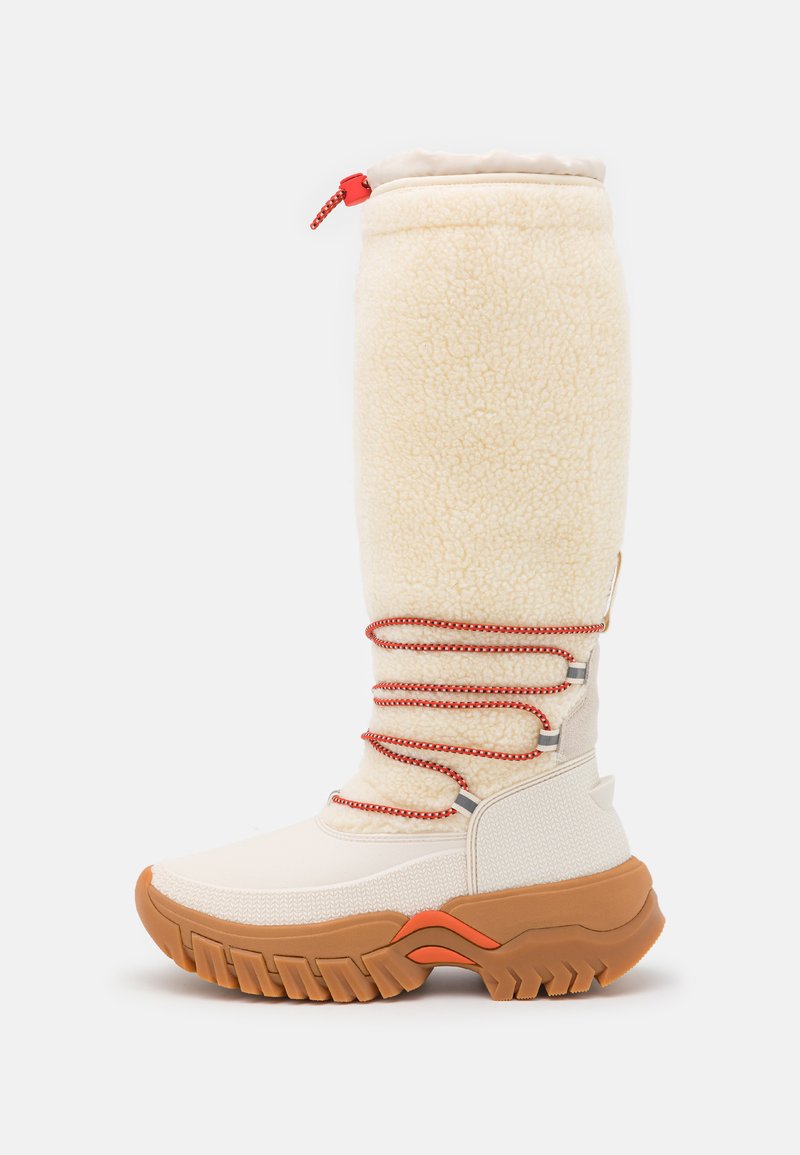 hunter original wanderer short sherpa snow boot in white