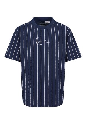 Tamsiai mėlynas trumpų rankovių marškinėliai su baltais vertikaliais dryžiais ir mažuoju siuvinėjimu ant krūtinės. Pagaminti iš minkštos medvilnės medžiagos.