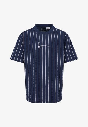 Tengerész kék, rövid ujjú póló, fehér függőleges csíkokkal és egy kis hímzett logóval a mellkasán. Puha pamut anyagból készült.