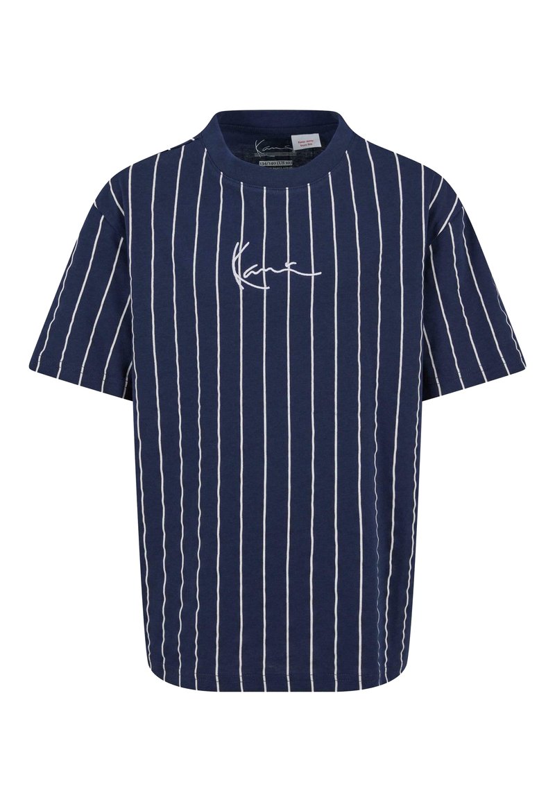 Námorně modré tričko s krátkým rukávem s bílými vertikálními pruhy a malým vyšitým logem na hrudi. Vyrobeno z měkké bavlny.