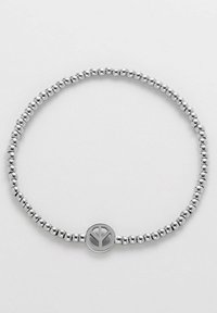 Bracciale di perline argentate con ciondolo a forma di simbolo della pace circolare, caratterizzato da superfici lisce e lucide e un design rotondo uniforme.