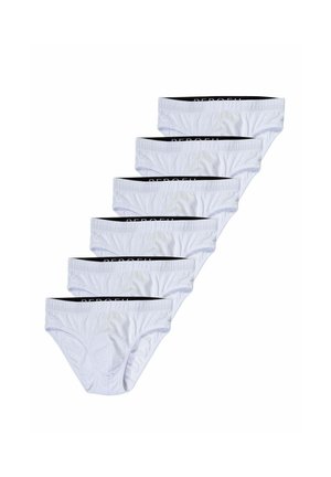 Sei slip da uomo bianchi con elastico nero in vita, impilati diagonalmente su uno sfondo bianco.