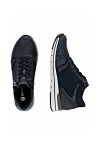Zapatillas marinas con una combinación de cuero liso y malla texturada. Presentan una suela blanca, cordones y un cierre en el lateral para ponerlas y quitarlas fácilmente.